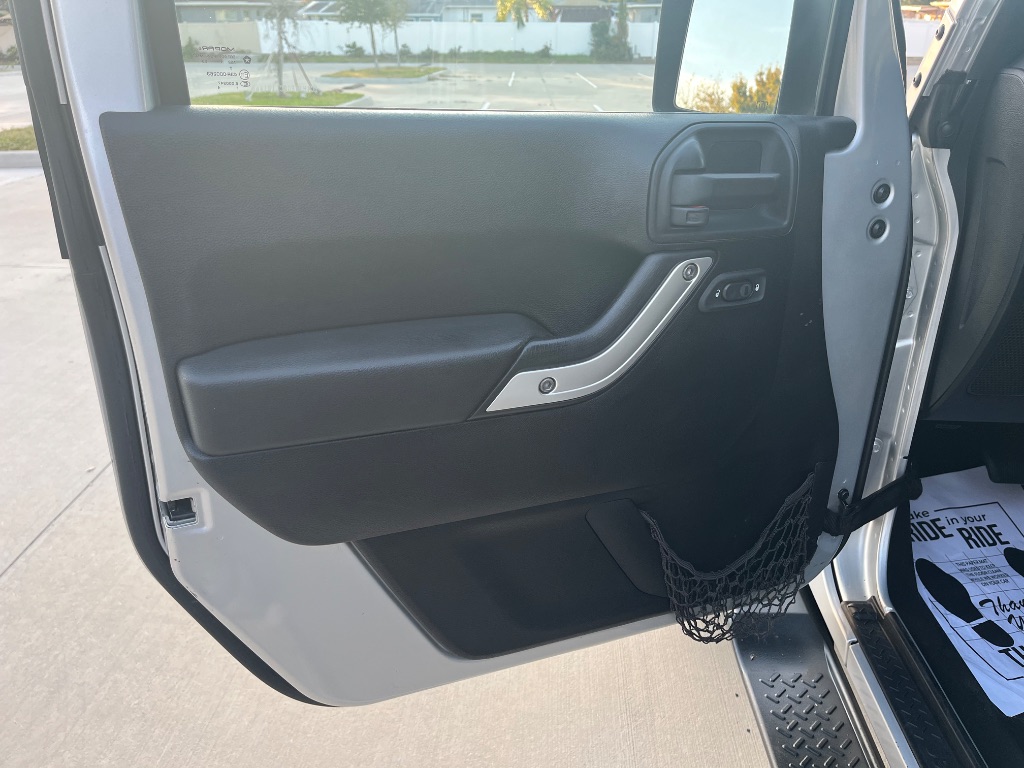 2012 Jeep Wrangler Unlimited Sahara - Photo 27