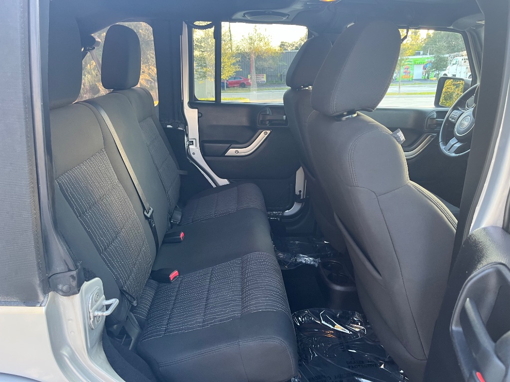 2012 Jeep Wrangler Unlimited Sahara - Photo 19