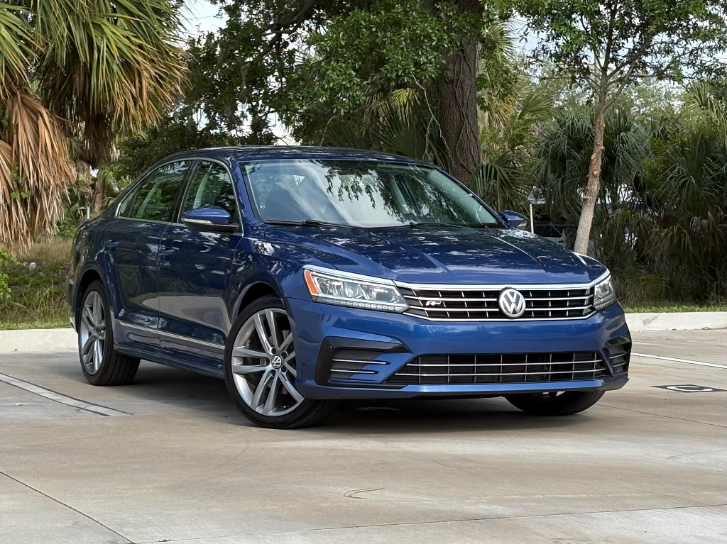 2017 Volkswagen Passat 1.8T R-Line w/ Comfort Pkg. Auto's photo